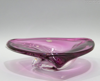 CRISTAL VAL SAINT LAMBERT - Cristal belga caracterizado por su gran calidad y transparencia debido a su alto contenido en plomo. Muy pesado.
Color rosa.
Firmado al buril en la base y etiqueta de origen.
